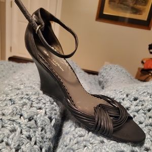 Isaac Mizrahi Black strappy platform heel size: 8.5